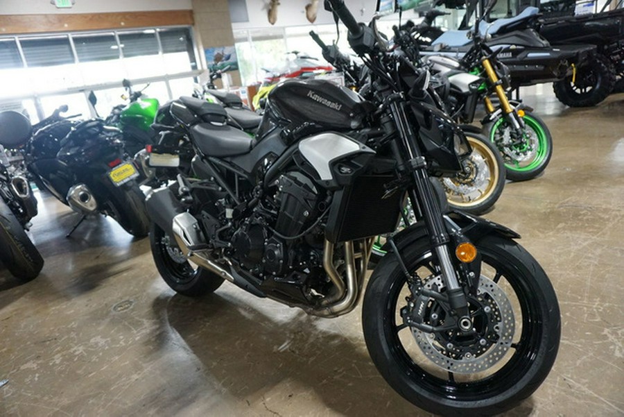 2025 Kawasaki Z900 ABS Metallic Spark Black/Metallic Carbon Gray