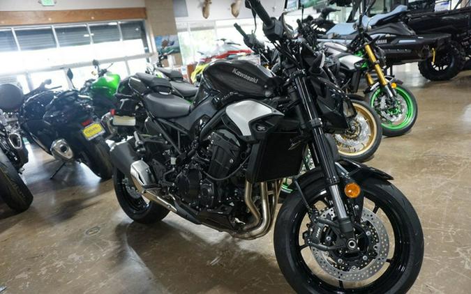 2025 Kawasaki Z900 ABS Metallic Spark Black/Metallic Carbon Gray