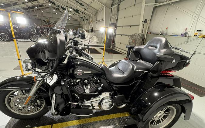 2022 Harley-Davidson® Tri Glide® Ultra Vivid Black