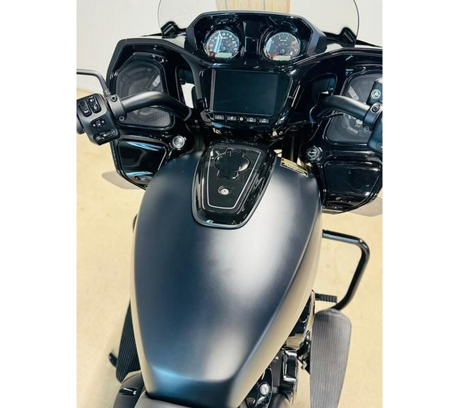 2024 Indian Motorcycle Challenger® Dark Horse® with PowerBand Audio Package