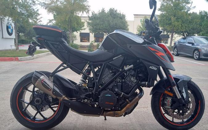 Comparison Ride Review: 2017 Aprilia Tuono V4 1100 vs. 2017 KTM Super Duke 1290 R