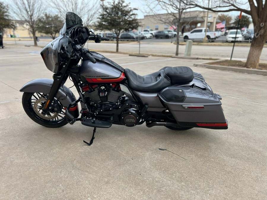 2020 Harley-Davidson® CVO™ Street Glide® Smoky Gray & Black Hole