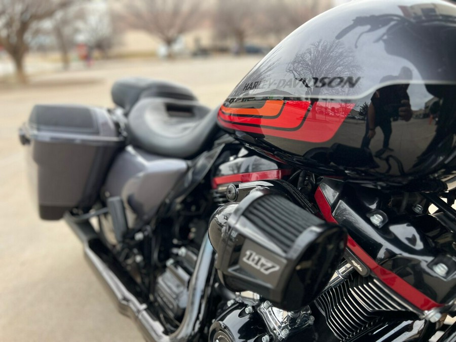 2020 Harley-Davidson® CVO™ Street Glide® Smoky Gray & Black Hole