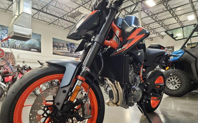 2023 KTM 890 Duke R