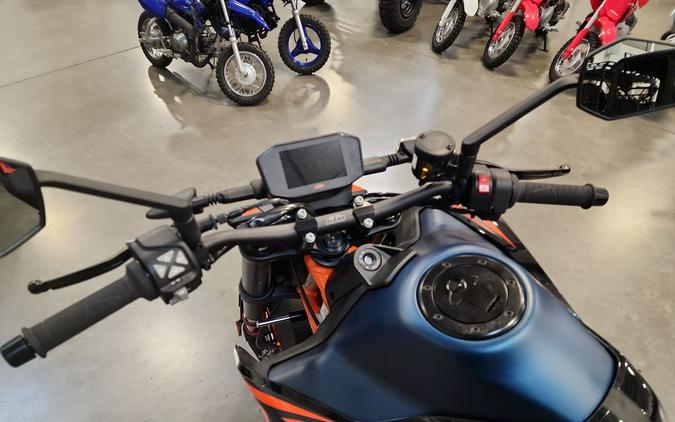 2023 KTM 890 Duke R