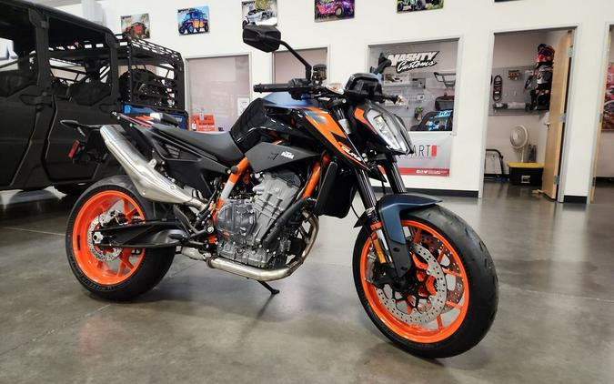 2023 KTM 890 Duke R