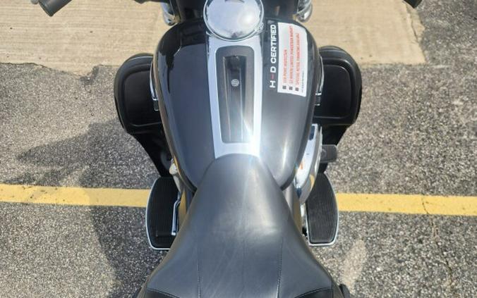 Harley-Davidson® Tri Glide® Ultra 2018 FLHTCUTG 859999A BLACK W/PINSTRIPE