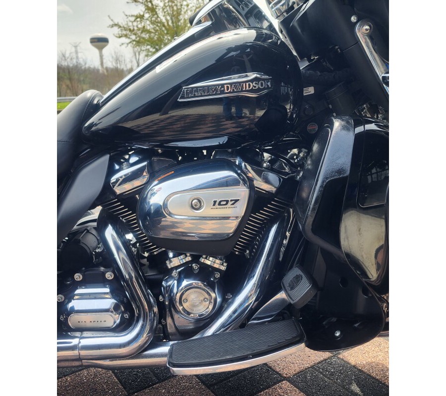 Harley-Davidson® Tri Glide® Ultra 2018 FLHTCUTG 859999A BLACK W/PINSTRIPE