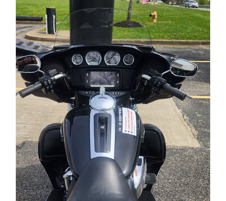 Harley-Davidson® Tri Glide® Ultra 2018 FLHTCUTG 859999A BLACK W/PINSTRIPE