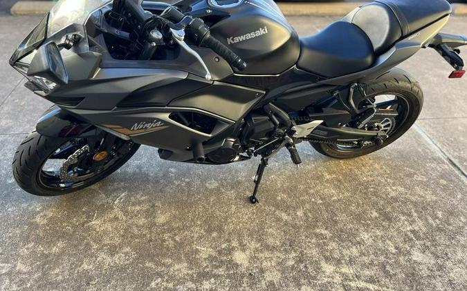 2023 Kawasaki Ninja® 650 Metallic Matte Graphenesteel Gray/Ebony