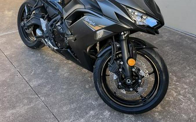 2023 Kawasaki Ninja® 650 Metallic Matte Graphenesteel Gray/Ebony