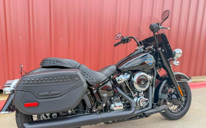 2025 Harley-Davidson® Heritage Classic Vivid Black w/Denim Bags