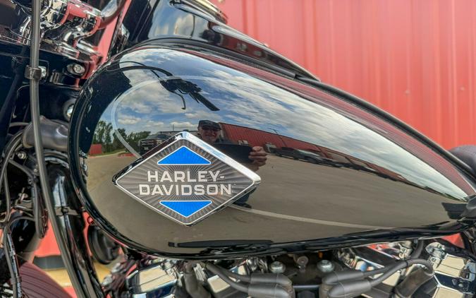 2025 Harley-Davidson® Heritage Classic Vivid Black w/Denim Bags