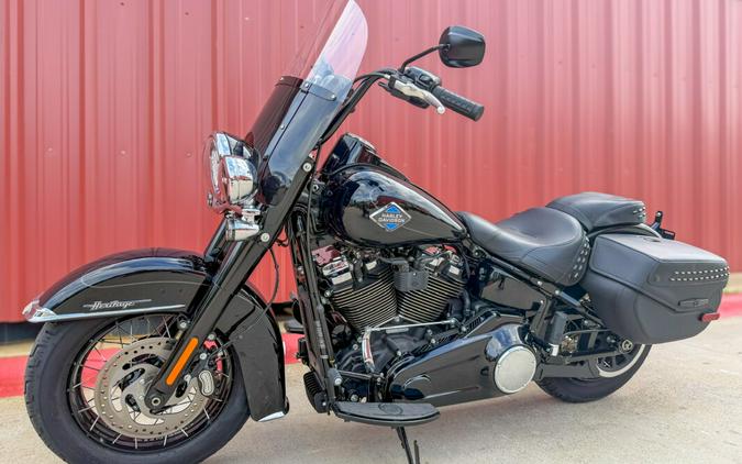 2025 Harley-Davidson® Heritage Classic Vivid Black w/Denim Bags