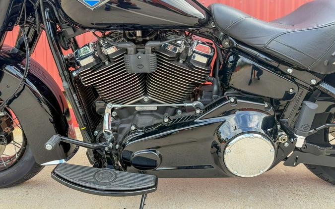 2025 Harley-Davidson® Heritage Classic Vivid Black w/Denim Bags