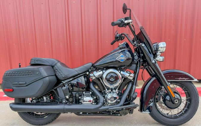 2025 Harley-Davidson® Heritage Classic Vivid Black w/Denim Bags