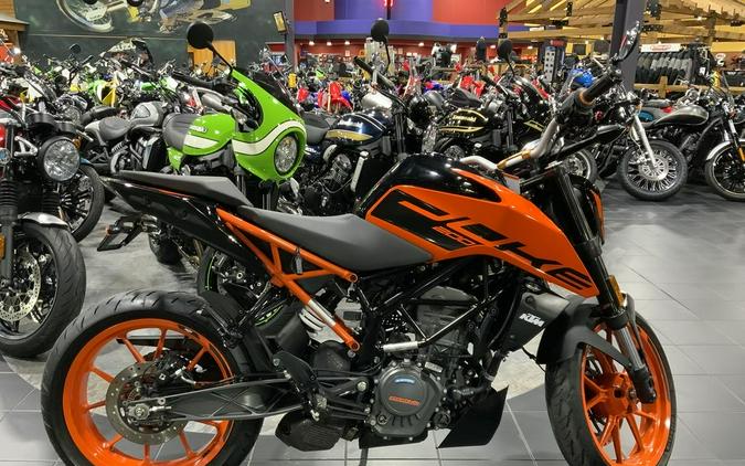 2020 KTM 200 Duke Review: Urban Motorcycle (15 Fast Facts)