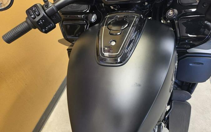 2025 Indian Pursuit Dark Horse W/Powerband Audio Black Smoke