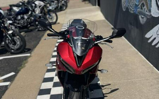 2025 Triumph Daytona 660 Carnival Red/Sapphire Black