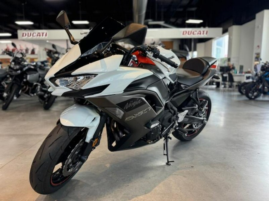 2023 Kawasaki Ninja® 650 Metallic Matte Graphenesteel Gray/Ebony