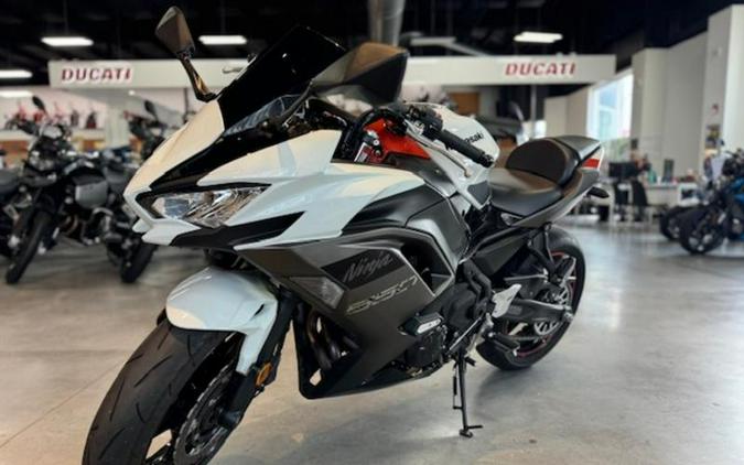 2023 Kawasaki Ninja® 650 Metallic Matte Graphenesteel Gray/Ebony