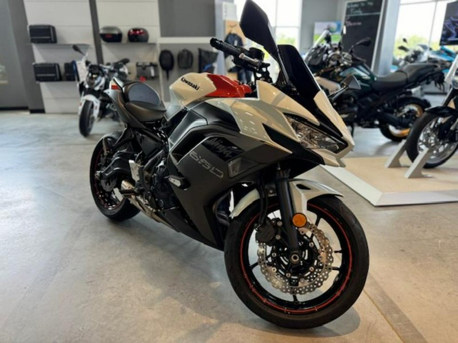 2023 Kawasaki Ninja® 650 Metallic Matte Graphenesteel Gray/Ebony