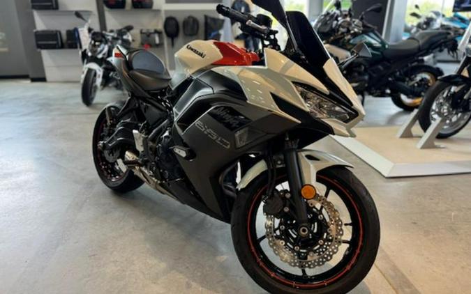 2023 Kawasaki Ninja® 650 Metallic Matte Graphenesteel Gray/Ebony