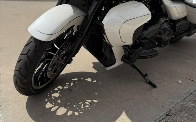 2026 Harley-Davidson Road Glide Limited WHITE ONYX PRL W/ PINSTRIPE