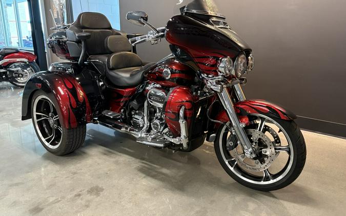 2022 Harley-Davidson® CVO™ Tri Glide® Dante’s Red Fade