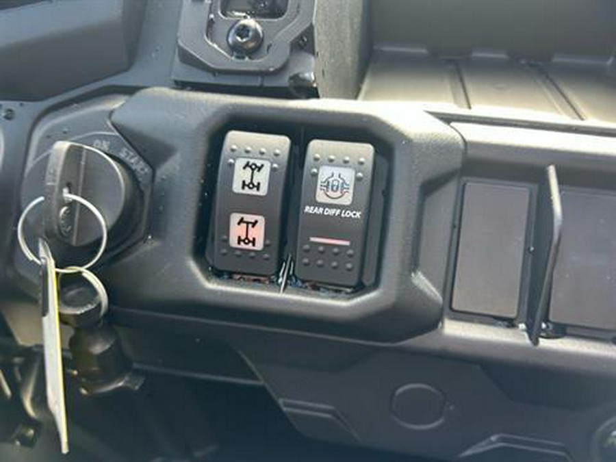 2025 Can-Am Defender MAX DPS HD7