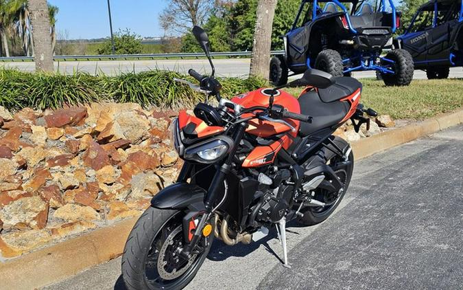 2025 Triumph Street Triple 765 R Matte Baja Orange REET TRIPLE R