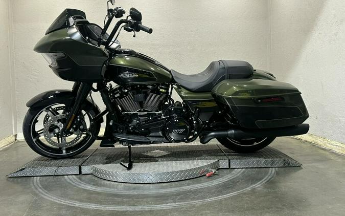 Harley-Davidson® Road Glide® 2026 FLTRX 84667340 OLIV STL MTL/BLK W/ PINSTRI