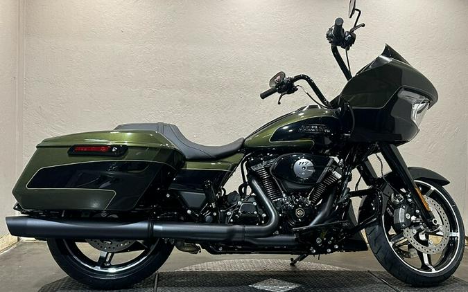 Harley-Davidson® Road Glide® 2026 FLTRX 84667340 OLIV STL MTL/BLK W/ PINSTRI
