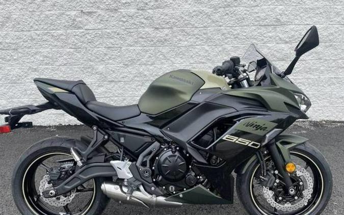 2024 Kawasaki Ninja® 650 ABS Metallic Covert Green/Metallic Spark Black