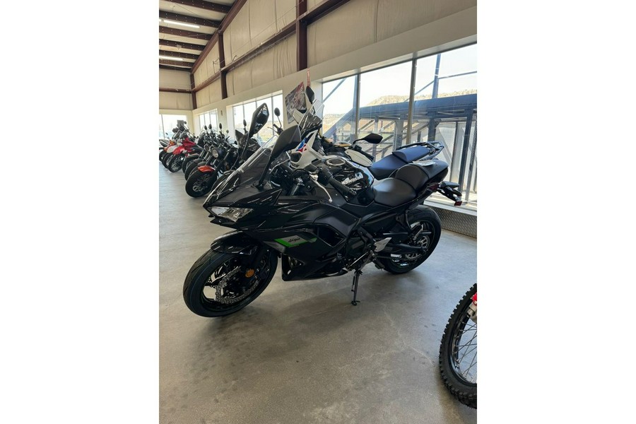 2024 Kawasaki Ninja® 650 - Metallic Matte Dark Gray/Metallic Spark Black/Metallic Flat Spark Black