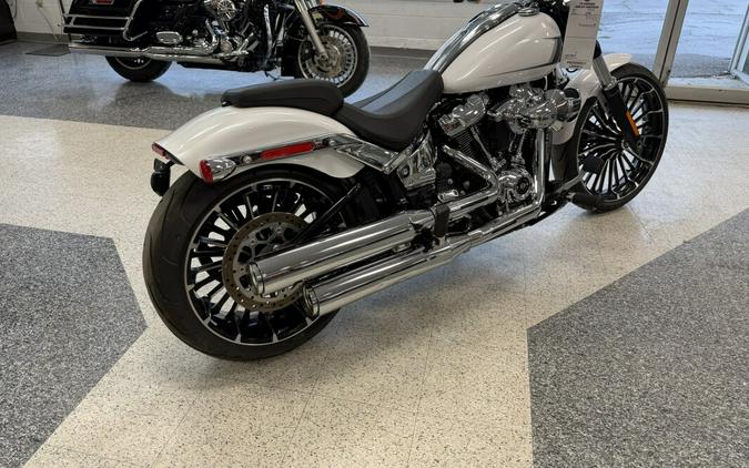 2024 Harley-Davidson® Breakout® 117 White Onyx Pearl