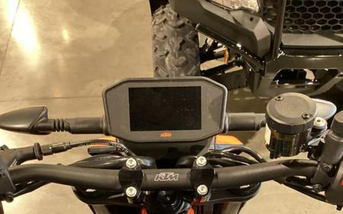 2023 KTM 890 Duke R