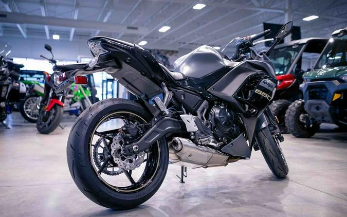 2024 Kawasaki Ninja® 650 Metallic Matte Dark Gray/Metallic Spark Black