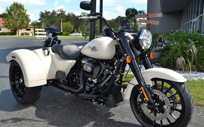 2023 Harley-Davidson Freewheeler White Sand Pearl- FLRT