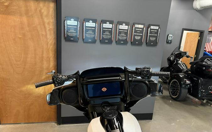 2025 Harley-Davidson® Street Glide® White Onyx Pearl - Black Finish