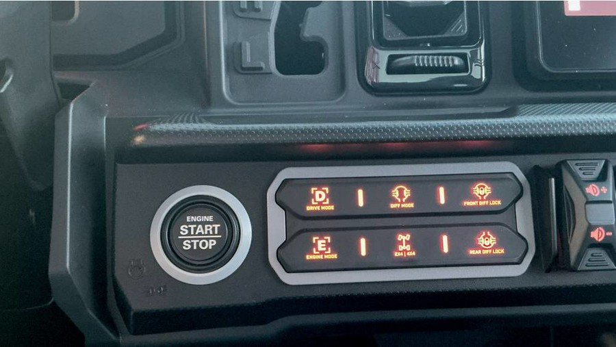 2026 Can-Am DEFENDER MAX LTD CAB HD11