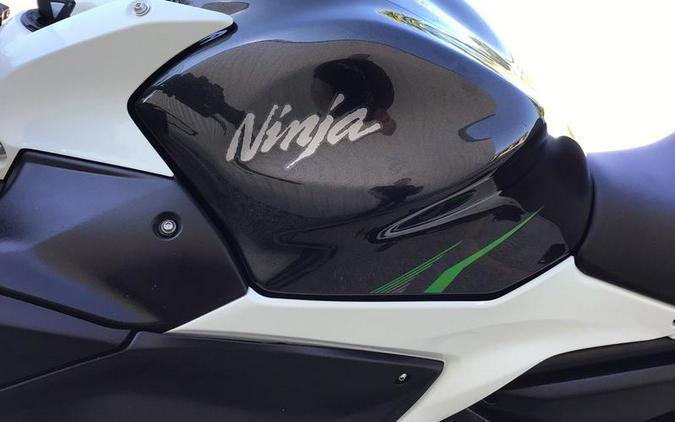 2022 Kawasaki Ninja® 650 Pearl Robotic White/Metallic Carbon Gray