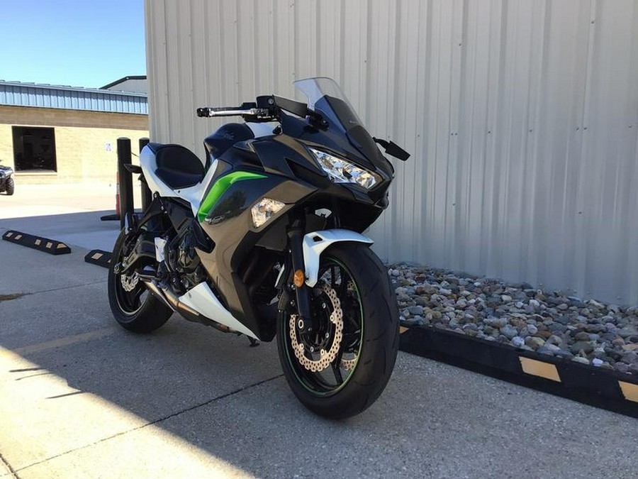 2022 Kawasaki Ninja® 650 Pearl Robotic White/Metallic Carbon Gray