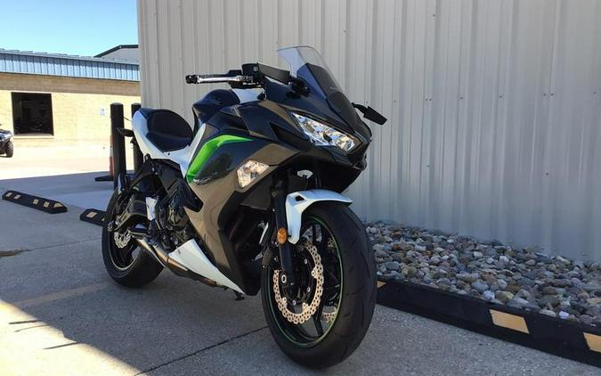 2022 Kawasaki Ninja® 650 Pearl Robotic White/Metallic Carbon Gray