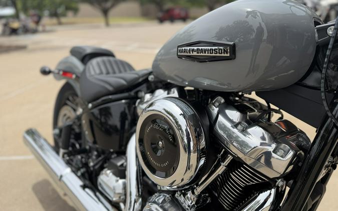 2026 Harley-Davidson® Street Bob® Dark Billiard Gray Chrome Laced Wheels