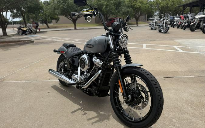 2026 Harley-Davidson® Street Bob® Dark Billiard Gray Chrome Laced Wheels