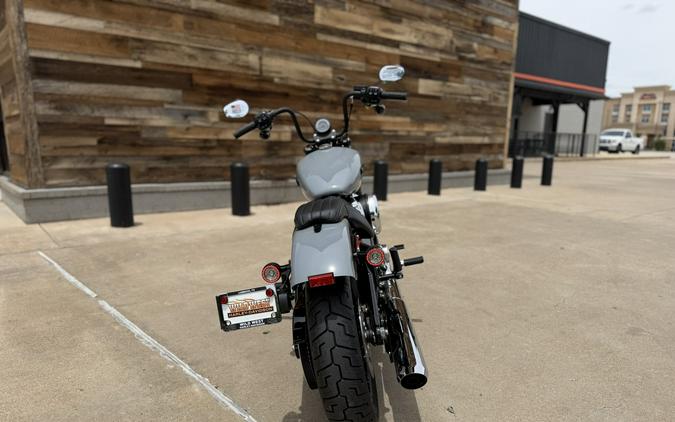 2026 Harley-Davidson® Street Bob® Dark Billiard Gray Chrome Laced Wheels