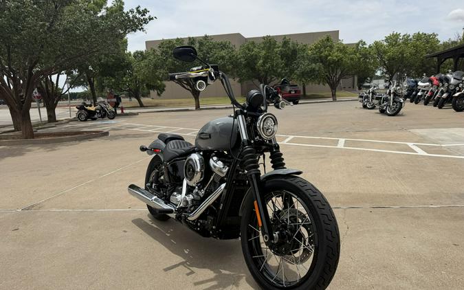 2026 Harley-Davidson® Street Bob® Dark Billiard Gray Chrome Laced Wheels