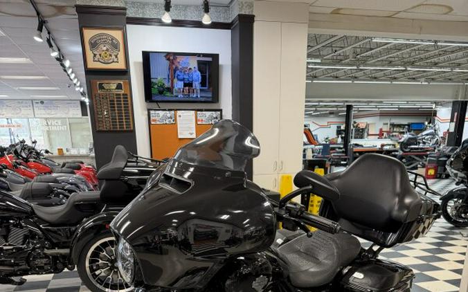 2022 Harley-Davidson® Street Glide® Special Vivid Black - Black Finish