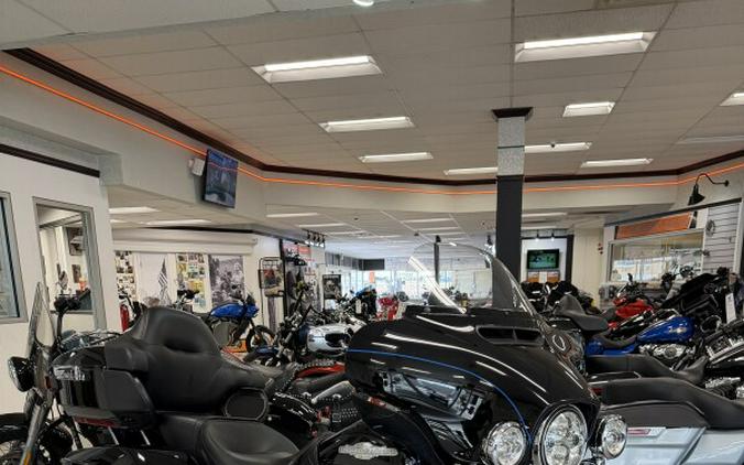 2017 Harley-Davidson® Ultra Limited Vivid Black